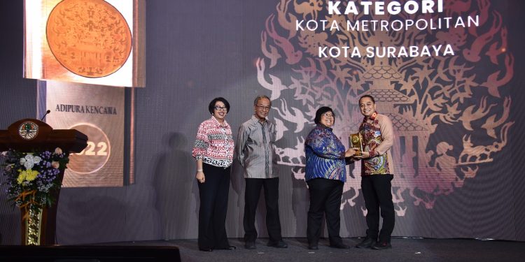 Wali Kota Surabaya Eri Cahyadi menerima penghargaan Adipura Kencana 2022 dari Menteri Lingkungan Hidup dan Kehutanan (LHK), Siti Nurbaya (Foto: Diskominfo Surabaya)