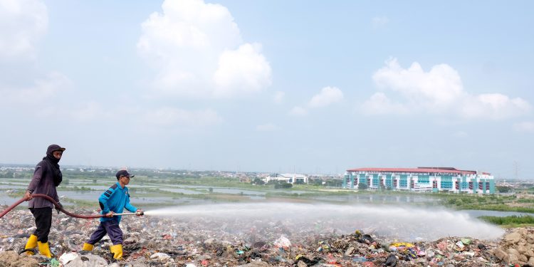 Pemkot Surabaya Semprotkan Larutan Organik Penahan Bau di TPA Benowo