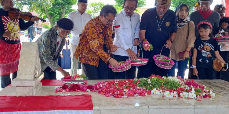 Kegiatan tabur bunga makam tokoh Pahlawan Nasional Wage Rudolf (WR) Soepratman, di Jalan Kenjeran Rangkah Surabaya, dalam rangka memperingati Hari Musik Nasional (Foto: Beatrix)
