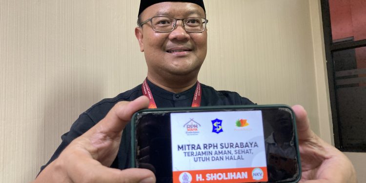 Dirut PD Rumah Potong Hewan (RPH) Kota Surabaya, Fajar A. Isnugroho saat menunjukkan Papan Mitra RPH (Foto: Diskominfo Surabaya)