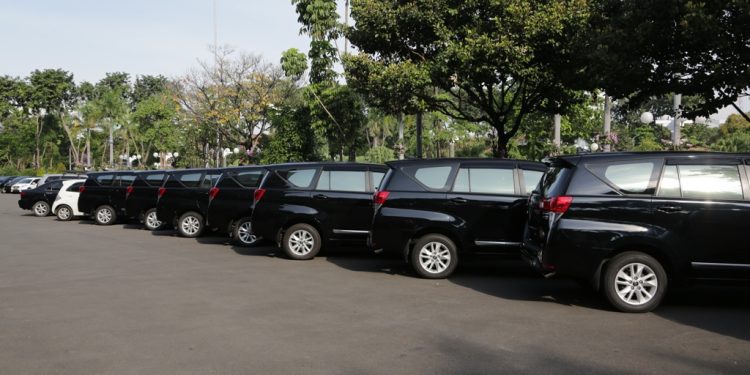 Kendaraan dinas Pemkot parkir di Balai Kota Surabaya saat libur lebaran (Foto: Dok Diskominfo Surabaya)