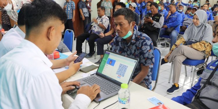 Warga Surabaya melakukan aktivasi Identitas Kependudukan Digital (IKD) atau KTP digital (Foto: Diskominfo Surabaya)