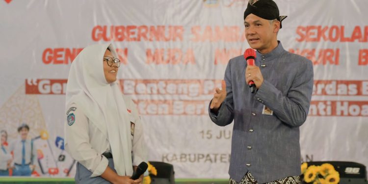 Ganjar Pranowo saat memberikan materi dalam Gubernur Mengajar di SMAN 1 Kradenan, Kabupaten Grobogan Jawa Tengah