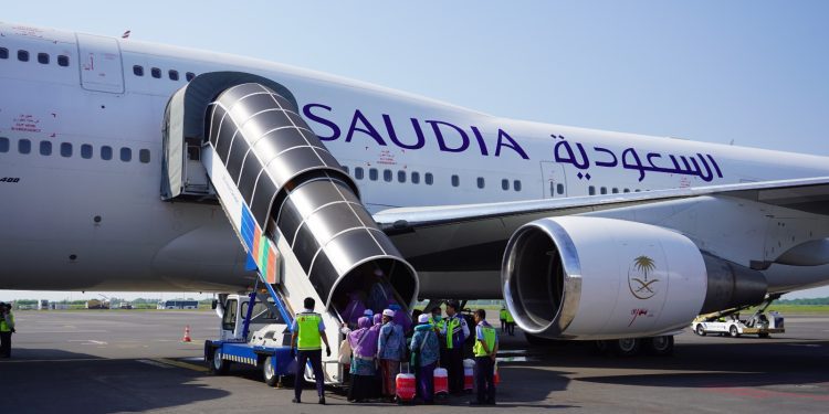 Jemaah Haji Embarkasi Surabaya memasuki kabin pesawat terbang Maskapai Penerbangan Saudia Arabia Airlines di Bandara Internasional Juanda (Foto : Dok. Humas PPIHES)