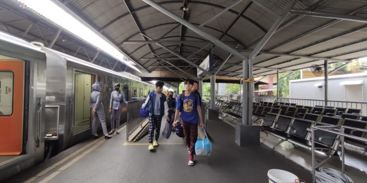 Penumpang di stasiun KA Daop 8 Surabaya
