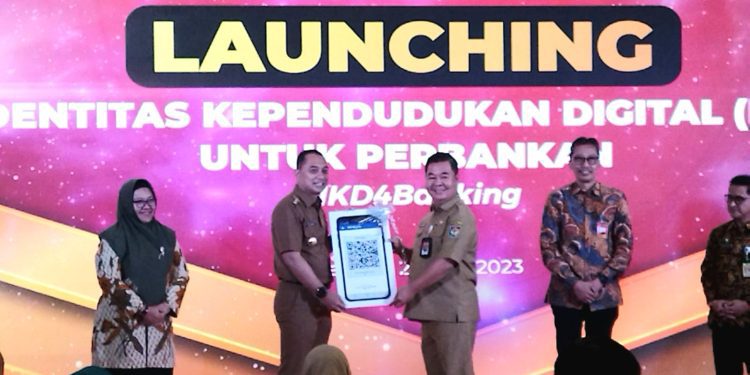 Launching sekaligus uji coba penerapan IKD atau KTP Digital untuk transaksi perbankan di Balai Kota Surabaya (Foto: Beatrix)