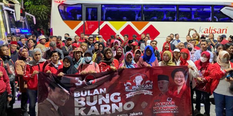 Banteng Surabaya berangkat ke GBK dari kantor DPC PDIP Surabaya (Dok PDIP Surabaya)