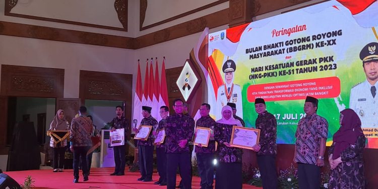 Wali Kota Surabaya Eri Cahyadi menerima penghargaan dari Gubernur Khofifah (Foto: Duskominfo Surabaya)