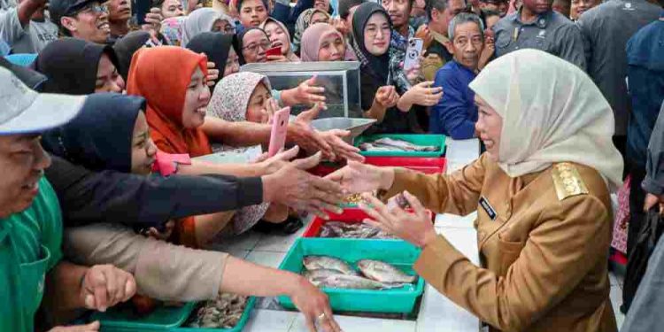 Gubernur Jatim Khofifah Indar Parawansa saat berkunjung ke Pasar Bululawang Malang bersama dengan Presiden Joko Widodo, Senin (24/7/2023). (Foto: Dok. Pemprov Jatim)