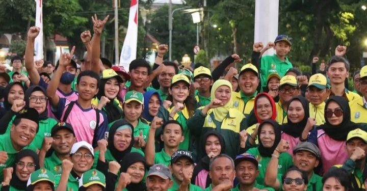 Gubernur Jatim Khofifah Indar Parawansa saat melepas keberangkatan kontingen Jatim yang bertanding di FORNAS VII Jawa Barat (Foto: Dok KORMI Jatim)