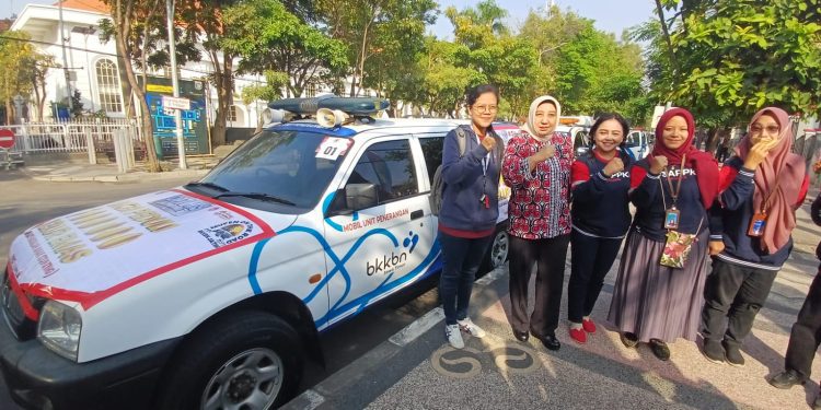 Kepala BKKBN Jatim, Maria Ernawati bersama tim Mobil Unit Penerangan (Mupen) On The Road yang menyasar Keluarga Resiko Stunting (Foto: Kominfo Jatim)