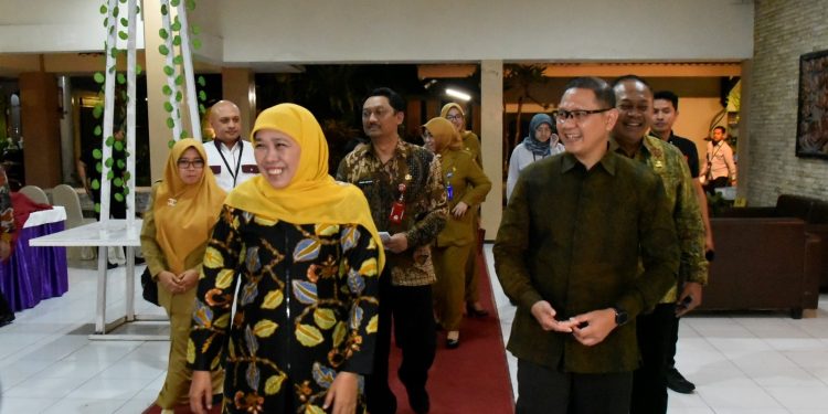 Gubernur Khofifah bersama Kepala Dindik Jatim Aries Agung Paewai (Foto: Dindik Jatim)