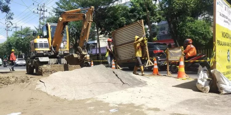 Kondisi jalan meletus di Jalan Pasar Kembang Surabaya (Foto: Istimewa)