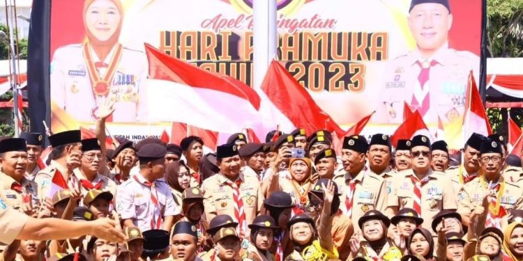 Gubernur Khofifah foto bersama seusai memimpin Apel Peringatan Hari Pramuka 2023 di halaman gedung Negara Grahadi, Surabaya