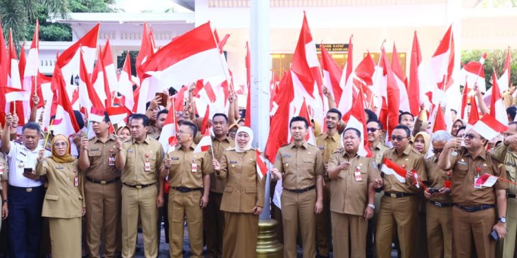 Gubernur Khofifah bersama ASN di lingkungan Pemprov Jatim mengibarkan bendera merah putih (Foto: Humas Pemprov Jatim)