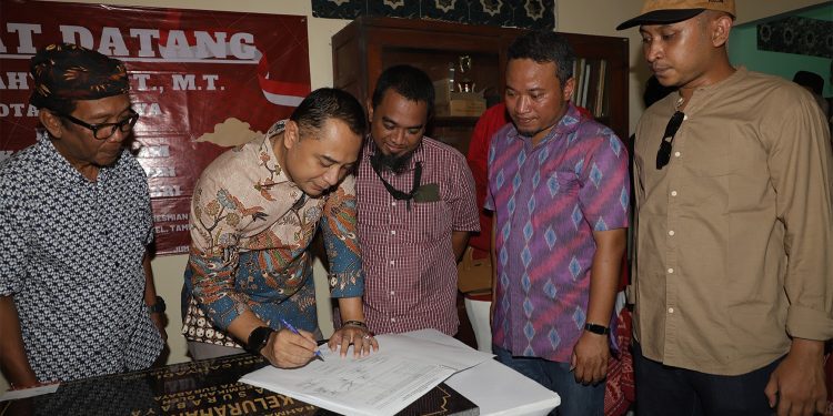 Wali Kota Surabaya Eri Cahyadi tandatangani komitmen dengan RT/RW di Surabaya (Foto: Diskominfo Surabaya)