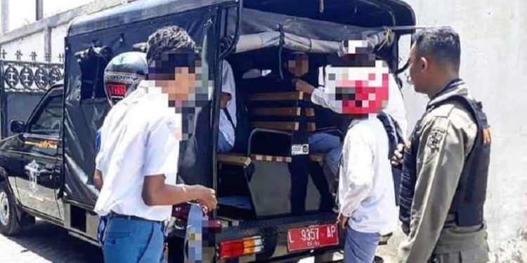 Satpol PP Surabaya saat melakukan razia pelajar bolos (Dok Diskominfo Surabaya)