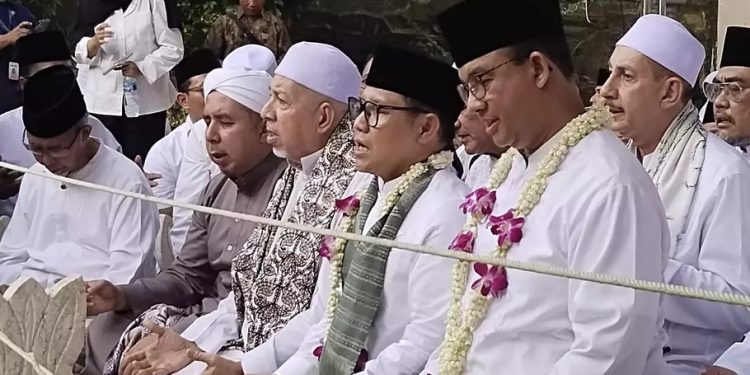 Anies Baswedan dan Muhaimin Iskandar saat melakukan ziarah ke makan Sunan Ampel di Surabaya (Foto: Ist)