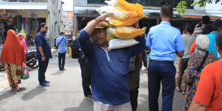 Masyarakat saat membeli beras murah dalam kegiatan operasi pasar (Foto: Dok Diskominfo Surabaya)