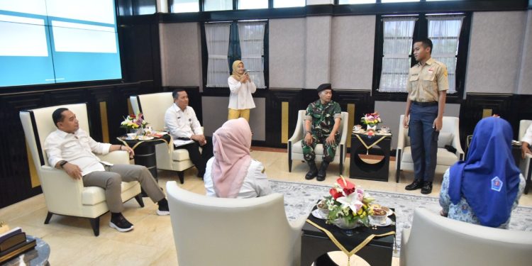 Wali Kota Eri saat audiensi dengan dua Paskibraka, Fahreza Daffa Naufal Abadi dan Nabila Raisya Putri Hidayat di ruang kerjanya (Foto: Diskominfo Surabaya)