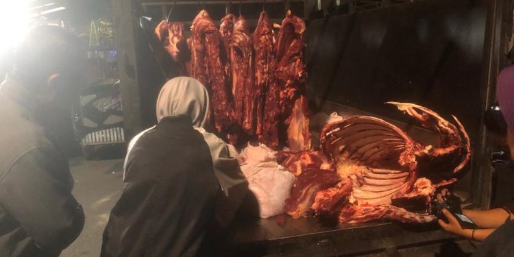 Penjual daging di pasar tradisional