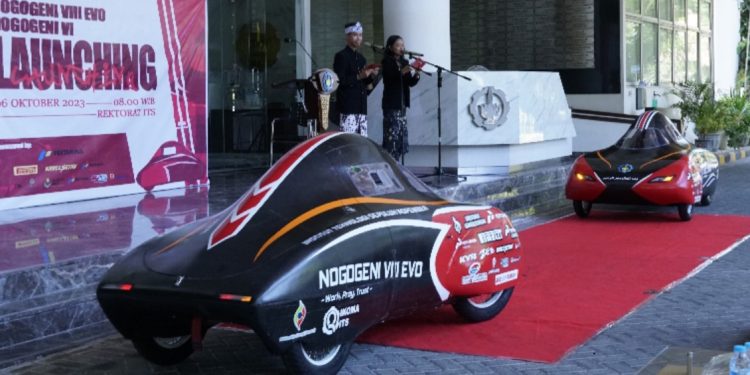 Nogogeni VIII Evo (kiri) dan Nogogeni VI (kanan) saat parade memasuki selasar Gedung Rektorat ITS