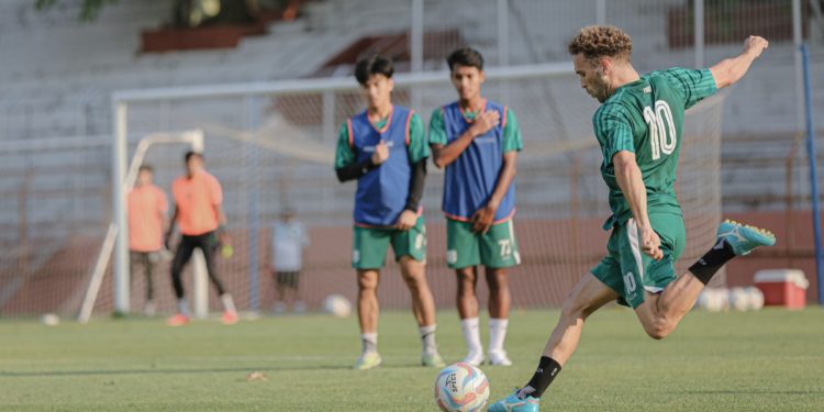 Ze Valente dkk menjalani latihan terakhir di Gelora Tambaksari jelang laga lawan Persib. (Foto: Persebaya)