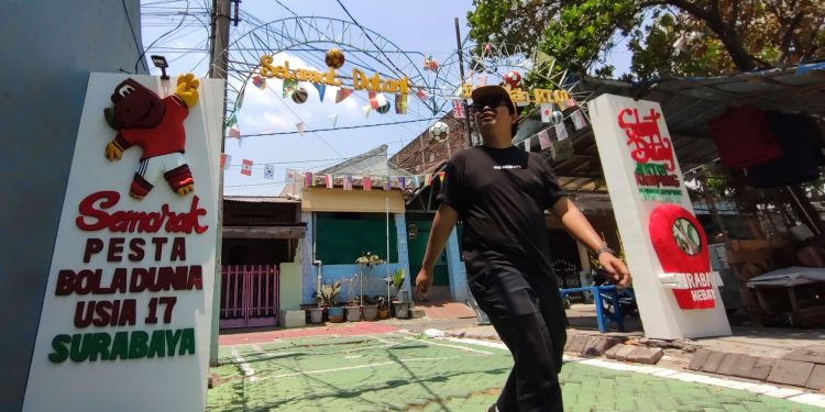 Warga Surabaya Hias Kampung Bertemakan Sepak Bola