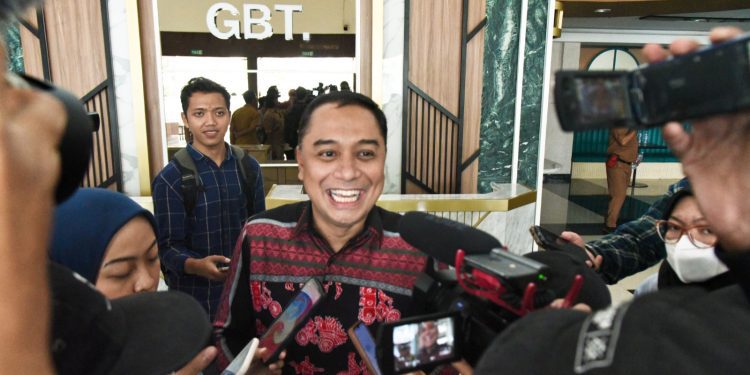 Wali Kota Surabaya Eri Cahyadi usai meninjau stadion GBT