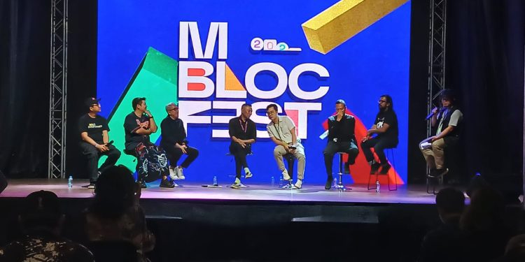 Foto: Sesi konferensi pers M Bloc Fest 2023 di Live House, M Bloc Space, Kebayoran Baru, Selasa, 3 Oktober 2023. Narasumber yang hadir di antaranya (dari kiri ke kanan) Wendi Putranto (Program Director M Bloc Space), Edric Chandra (Marketing Community and Event Manager Evoria), Yacobus Gatot S (Program Director & Kurator M Bloc Design Week), Lance Mengong (Program Director X Nation), Dennis Adiswara (Kurator Program X Nation), Ardy Siji (Ceo M Bloc Entertaiment), Muhammad Asranur (Efek Rumah kaca/pandai besi)