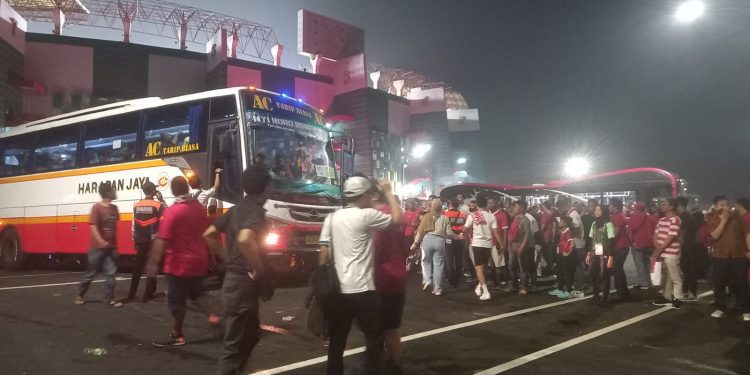 Penumpang shuttle bus menumpuk dan rebutan naik shuttle usai pertandingan Timnas Indonesia U-17 melawan Ekuador di stadion GBT (Foto: Beatrix)