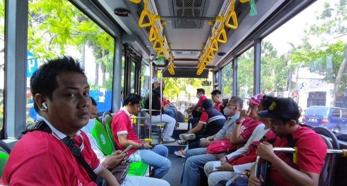 Suporter timnas Indonesia U-17 naik bus shuttle ke stadion GBT Surabaya (Foto: Beatrix)