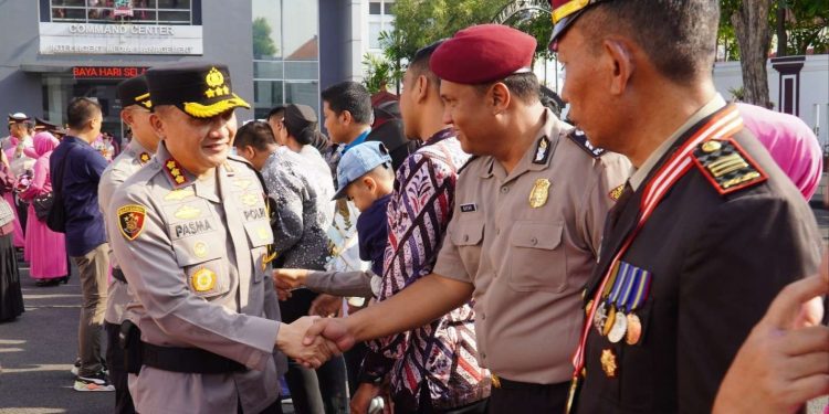 Kapolrestabes Surabaya, Kombes Pol Pasma Royce saat memberikan selamat kepada personel kepolisian yang naik pangkat (Foto: Humas Polrestabes Surabaya)